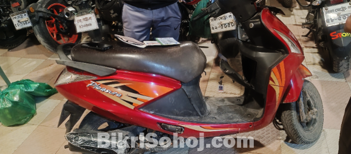 HERO Pleasure, 102cc, 77 km/h Top Speed, 40-45 KMPL Mileage